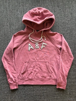 Abercrombie & fitch hoodie ~ vintage  - Sjukt eftertraktad Abercrombie & Fitch hoodie ~ sällsynt tjejmodell som inte längre produceras | st S | färg röd | klassisk passform | sällsynt 2000’s modell | Pris: 634 kr | 🎉 Först till DM får den för endast 400 kr! Detta är den första tjejmodellen vi säljer, så passa på! 🏄