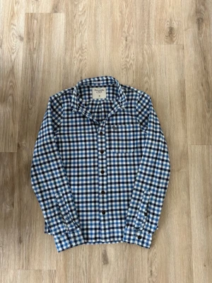 Abercrombie & Fitch skjorta ~ Sällsynt - Säljer denna Abercrombie & Fitch skjorta i mycket bra skick och som är sällsynt så väldigt eftertraktad. Storlek M. Passar perfekt för dig som är mellan 175-180! Hör av er vid frågor eller minsta fundering 🙌  Längd: 71 cm  Bred: 47,5 cm  Ärm: 69 cm