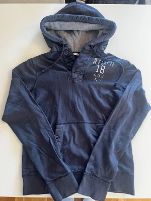 Abercrombie & fitch hoodie cardigan vintage (sällsynt) - Riktigt snygg och eftertraktad Abercrombie & fitch hoodie/cardigan.fint skick inga fel storlek M kan ta mått vid behov. Endast 418kr ej hugget i sten kom gärna med frågor och prisförslag har även mycket mer liknande i min profil alla storlekar kolla gärna stor rabatt vid köp av flera 😁✌️