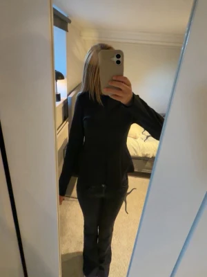 svart volangtopp - Säljer en helt ny svart volangtopp som går in i midjan som aldrig kommit till användning!! Pris går att diskuteras💓💓