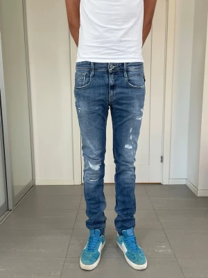 Replay Anbass Jeans  - Säljer nu dessa Replay Anbass Jeans med snygga slitningar i populär design, mått ca 38,5 o 106 cm. skriv för fler bilder/frågor🙌🏼