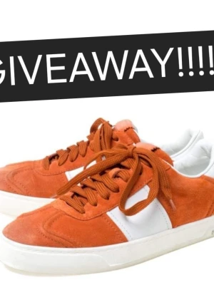 Givaway valentino flycrew  - Givaway allt du behöver göra är att följa mig och gilla annonsen och skriv klar så är du med🤗🤗