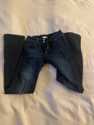 Bootcut jeans - Fina mörkblå bootcut jeans med medelhög midja. Den har snygga dubbelknappar i linningen. 💕