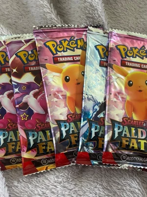 5 pack pokemonkort - 5 st boosterpack pokemonkort. Ingen aning om det är äkta eller inte så köp på egen risk