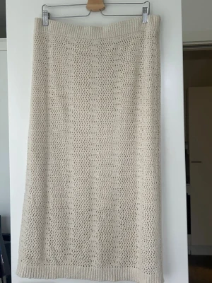 Beige stickad långkjol - Virkad kjol i cremefärg🫶🏻Finns ingen lapp kvar men är storlek L! 