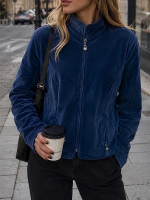 Blå ziptröja i velour - Mjuk och skön blå ziptröja i velour från KappAhl. Tröjan har hög krage, dragkedja framtill och två fickor med dragkedja. Perfekt för en avslappnad och trendig look. Långärmad och i en djup blå färg.
