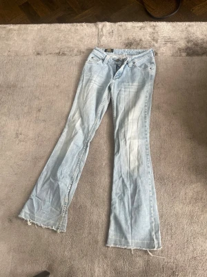 Ljusblå bootcut jeans från Lee - Säljer mina ljus blåa Jens från lee, har ett litet hål vid fickan, som kan lagas, ass Cjut rekommenderar att köpa, säljer dom för billigt 