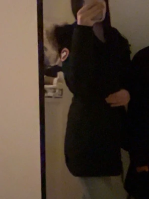 Svart lång dunjacka från Canada Goose - Säljer min Canada goose, storlek 2xs och passar mig som använder kläder i xxs till s och är 167 cm lång, pris osv kan diskuteras 