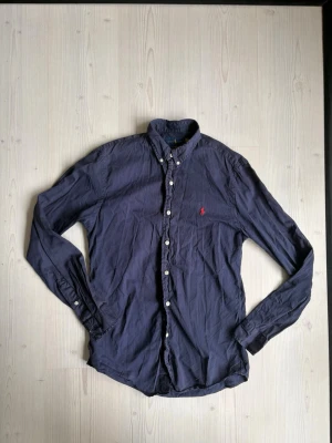 Ralph Lauren Skjorta  - Nu säljer jag min snygga Ralph Lauren skjorta för jag aldrig använder den😊 Storleken på skjortan är Small  frakt inom 24h✅  Tar gärna emot frågor och bud🤩 Vid snabb affär kan priset Bli lägre!! (Modellen på bilden är 65-70kg och är 176cm lång) 
