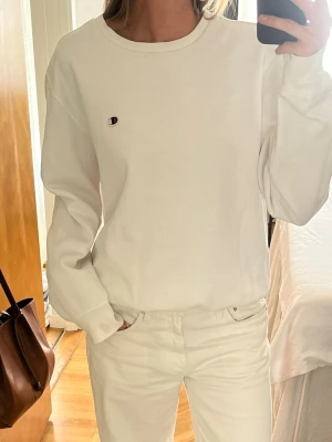 Unisex tröja - Klassisk clean vit sweatshirt från Champion . Mjukt bomullsmaterial. Storlek L. Passar både tjej o kille!❣️