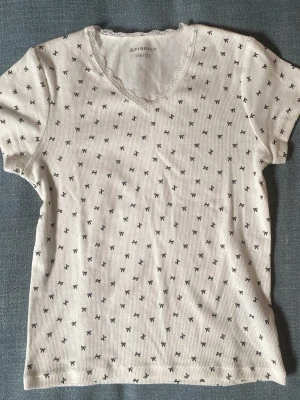 Söt tröja med spets❤️ - Gullig tröja med små rosetter och spets på toppen. Tyvärr har tröjan en liten sminkfläck på spets delen men det är inget som synd jättemycket när man har på sig den❤️passar även storlek XS/S❤️