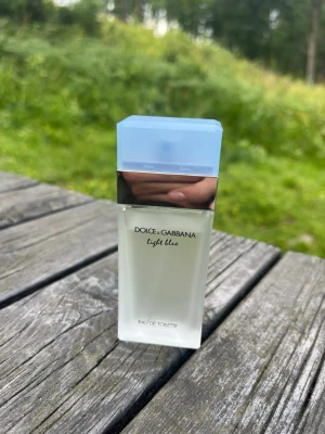 Dolce & Gabbana Light Blue parfym - Fräsch parfym från Dolce & Gabbana, Light Blue. Flaskan är rektangulär med frostat glas och har ett stilrent silverfärgat spruthuvud samt ett ljusblått lock. Doften är lätt och modern, perfekt för dig som gillar fräscha toner.