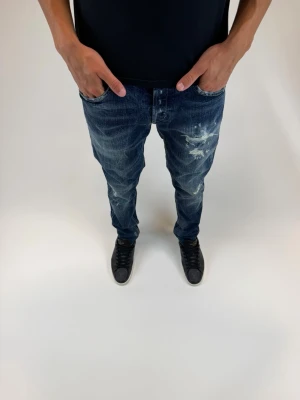Dondup Jeans George  - Dondup Jeans George  Storlek 34 Ny pris 4000 kr Original slitningar från fabrik 