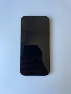iPhone 12 64gb svart - Saljer en iPhone 12 i mycket fint skick med 64 GB lagring. Telefonen är nyligen aterställd och fungerar perfekt, redo för en ny användare. Den kommer i originalförpackning tillsammans med en helt ny laddkabel. Designen ar stilren med en stor, tydlig skarm och smidig storlek som passar både vardag och arbete. Perfekt för dig som vill ha en pålitlig mobil, med bra kamera för fina bilder och videos.