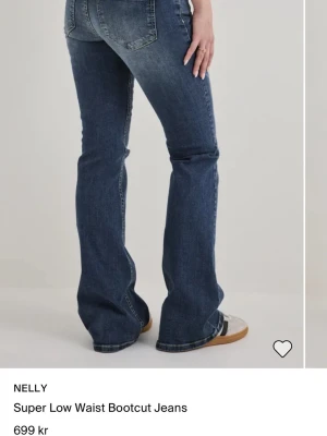 Blå bootcut jeans med låg midja Nelly - Snygga blå bootcut jeans från Nelly med låg midja. Använt kanske 4 gånger? Har blivit lite slit nere men inget som märkts. Väldigt stretchigt material, riktigt sköna! Säljer för de är för stora för mig tyvärr. Storlek 42 👖❤️‍🔥(nypris 699 kr) 