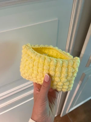 Gul mini necessär💛 - Supersöt virkad mini necessär💛