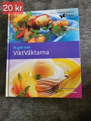 Ät gott med ViktVäktarna bok - En färgglad kokbok med hårda pärmar, titeln 'Ät gott med ViktVäktarna' av Azmina Govindji. Boken har matbilder på omslaget och är utgiven av B. Wahlströms. Perfekt för dig som vill laga god och hälsosam mat.