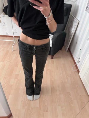 Chaep monday low waist bootcut jeans - Cheap monday jeans i storlek 25/32. Passar bra på mig som är ca 165 cm lång🥰Den svarta färgern har tvättats ur lite, men annars i bra skick💗