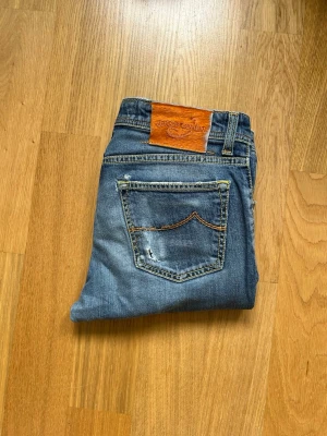 Blå jeans från Jacob Cohen - Säljer nu dessa Jacob Cohen jeans i storlek W31.  Midja 39cm  Längd 96cm  Benöppning 18cm