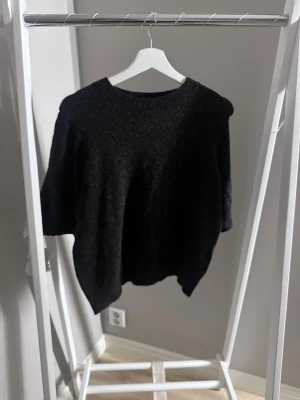 Kortärmad stickad tröja - Mörk brun kortärmad stickad tröja, från vero Moda i storlek L