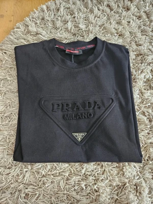 Svart T-shirt  - Helt ny t-shirt med tags kvar. Strl. Large 