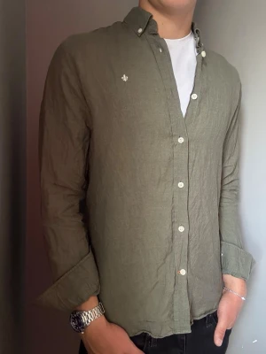 Morris linneskjorta grön – 37/38 (S/M slim fit? - Säljer en snygg grön linne skjorta ifrån Morris i storlek 37/38 (S), men den passar också M slim fit. Perfekt för både vardag och mer uppklädda tillfällen. Mycket bra skick.  Har du frågor? Tveka inte att höra av dig. Allt gott från Deluxe garderoben 🌟