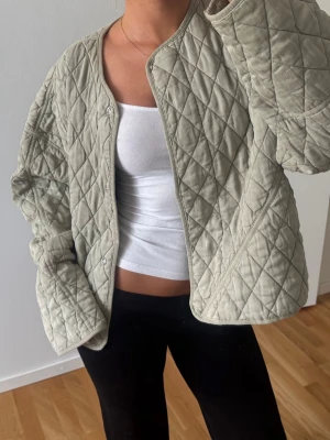 Ljusgrön quiltad cardiganjacka - Trendig ljusgrön quiltad cardiganjacka med oversized passform och rund halsringning. 