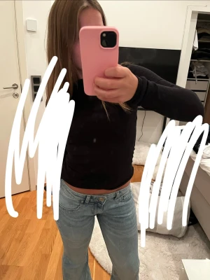 Ett par låg midjade ljusblåa jeans - Säljer ett par ljusblåa jeans. Tycker dessa jeans passar bättre på någon annan än på mig❣️, det är så skönt material
