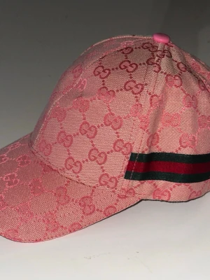Rosa Keps -  Bra skick använt en gång
