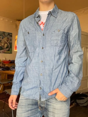 Nudie jeansskjorta  - Nudie jeansskjorta. Inga defekter. Modellen är 180cm 65kg och bär storlek m.  Fråga gärna frågor! (Kan gå ner mer i pris vid köp av bundles🤩)