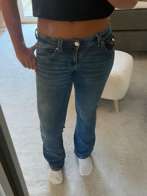 Blå jeans bootcut midwaist - Säljer dessa blå jeans från Gina i strl 170. Därför att dom är lite korta på mig som är 167. Priset går att diskutera men runt 50 kr eftersom jag använt dem en del