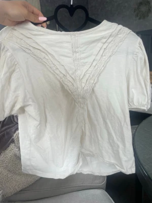 Vit blus med spetsdetaljer - Söt vit blus med korta puffärmar och fina spetsdetaljer i V-form framtill från Zara, ass Cjutt , säljer för jätte bra pris från ordinarie priset ❤️