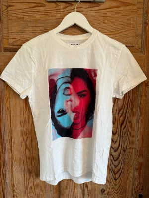 Vit t-shirt med tryck från STAY - Säljer en vit t-shirt med tryck från STAY i storlek XS, lite lösare modell 