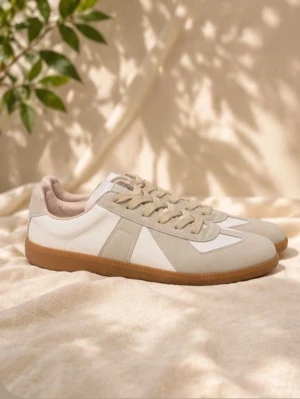 Maison margiela sneakers - Stilrena Maison Margiela sneakers i beige och vitt med ovandel i mocka och släta partier. Skorna har beige snörning och en klassisk gummisula i brunt. Perfekt för dig som gillar minimalistisk och clean stil. Passar till det mesta och är riktigt bekväma.