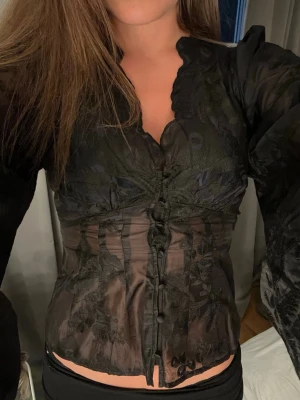 Blus med puffärm - Hej! Säljer min HELT oanvända blus ifrån GinaTricot! Till och med prislapp på, säljer den för 460kr då den är helt ny och bara testad på. Har ni frågor hör av er! Annars köp🥰😊
