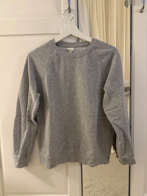 Grå sweatshirt - Mysig basic grå sweatshirt från hm💕 Skriv vid frågor, köp gärna direkt💖