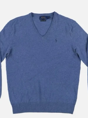 Blå V-ringad tröja Polo Ralph Lauren - Klassisk blå V-ringad tröja från Polo Ralph Lauren i mjuk pima bomull. Tröjan har lång ärm, ribbade muddar och den ikoniska broderade loggan på bröstet. Perfekt för en stilren och avslappnad look.