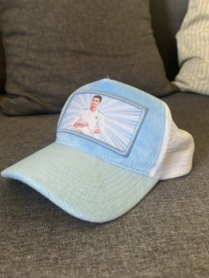 Ronaldo keps - Säljer en keps med bild på Ronaldo då jag inte använder den längre. Märket heter kitcardzfootball och finns inte kvar. Vid funderinga skriv gärna 