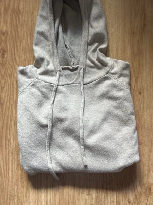 Merinoull tröja  - Fin merinoulltröja i beige. Bra skick men lite nopprig (går lätt att åtgärda med en ullkam). Strl xs. Tveka inte på att höra av er🎉💬✌🏻
