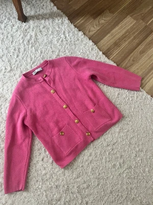 Rosa cardigan med guldknappar från ZARA - Snygg rosa cardigan från ZARA 