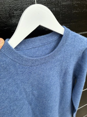 Kashmir tröja - Blå Kashmir Sweatshirt | Storlek XS | Modellen är 177cm lång, passar lite kortare | Endast testad, därför nyskick | Hör av dig vid frågor🌟