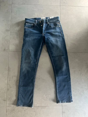 Replay grover oanvända - Säljer ett par Replay jeans i straight fit (Grover). De är helt oanvända och är i storlek 30/30.