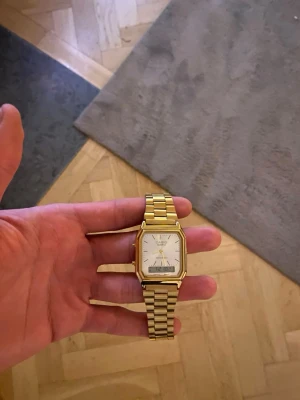 CASIO AQ-230 - Helt ny CASIO AQ-230 med Quartz urverk. ✅  Storlek: 30mm✅ rostfritt stål, vit urtavla med digitalt datum, analog och digital klockvisare och tidtagare.✅Vid fler frågor eller funderingar skicka gärna ett pm, Mvh