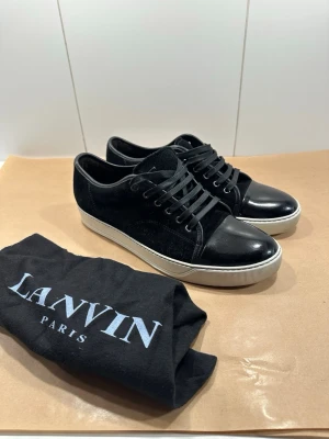 Lanvin skor - Sjukt snygga lanvin skor till salu är, perfekta för sommaren! Skorna är storlek 9 vilket tyder på storlek 43! Grymt skick, ser exakt ut som bilderna så avgör själv! Färgen är svart och dustbag medföljer! Skriv gärna vid fler frågor🙏