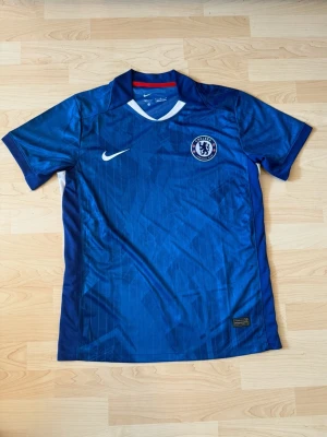 Chelsea FC Hemma Kit 2025/26 - Stilren fotbollströja i helt nytt skick. Tröjan är inte använd en endaste sekund.