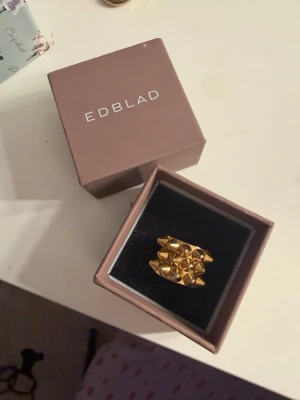 Edblad ring  - Storlek 16.8, säljes då jag har bytt till silver tyvärr. Inga tecken alls på användning. Ingår box 💕