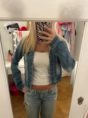 Snygg Jeansjacka - Snygg blå jeansjacka i klassisk modell med bröstfickor och knappar framtill. Jackan är ifrån ONLY💗
