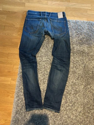 Replay Jeans Vintadge go fade  - Sjukt skugga Replay i ett använda skick, Archive jeans 😉😉, hur som helst jeansen har en go fade med blå aktig nyans, Mått->längd är 105cm och midjan är 43cm !! Hör av dig om frågor!!