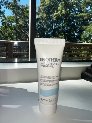 Biotherm Lait Corporel body milk 20ml - Fräsch body milk från Biotherm i en vit tub på 20 ml. Produkten har citrusdoft och återfuktar huden samtidigt som den stärker hudbarriären. Perfekt att ha med i väskan för snabb återfuktning när som helst.