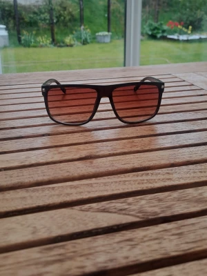 Liknar rayban boyfriend - Som nya och fräscha solglasögon i en modell som liknar Ray-Ban Boyfriend. Färg: brun med toning .har 400 uv skydd. Skick: som  nya (använd en gång). Ingår en duk som det skickas med .  Riktigt bra solglasögon till ett billigt pris. Perfekta inför sommaren!Vid köp av flera par (finns även i svart) kan vi lösa ett paketpris. Hör av dig vid frågor 